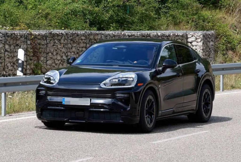 【预计2025年底正式发布 全新保时捷Cayenne Coupe EV最新谍照曝