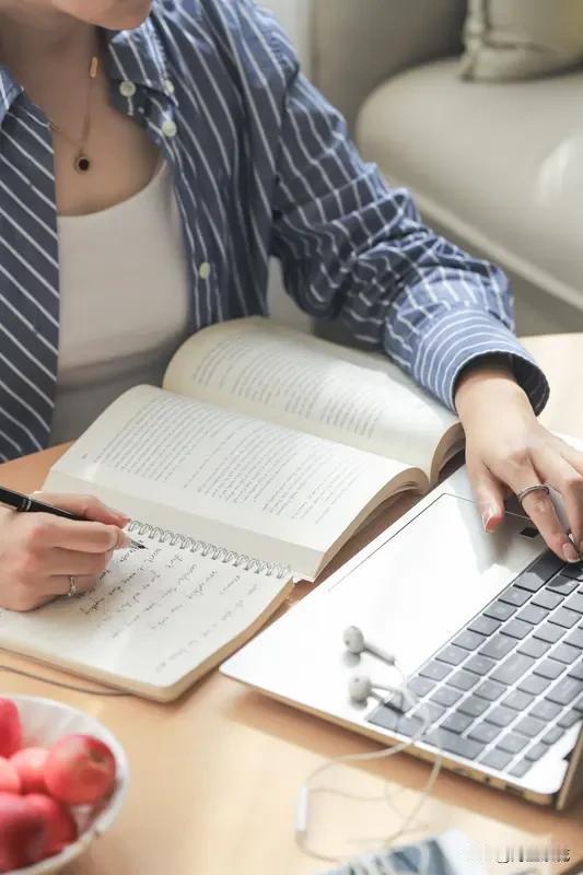 人的一生都在努力的活着，
小时候努力的想快点长大，
努力的学习想成为大人口中的乖