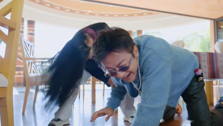 邓超你在用你的脊椎干什么邓超摇最猛的头跪最诚恳的地 看五哈被邓超笑到肚子疼，上一