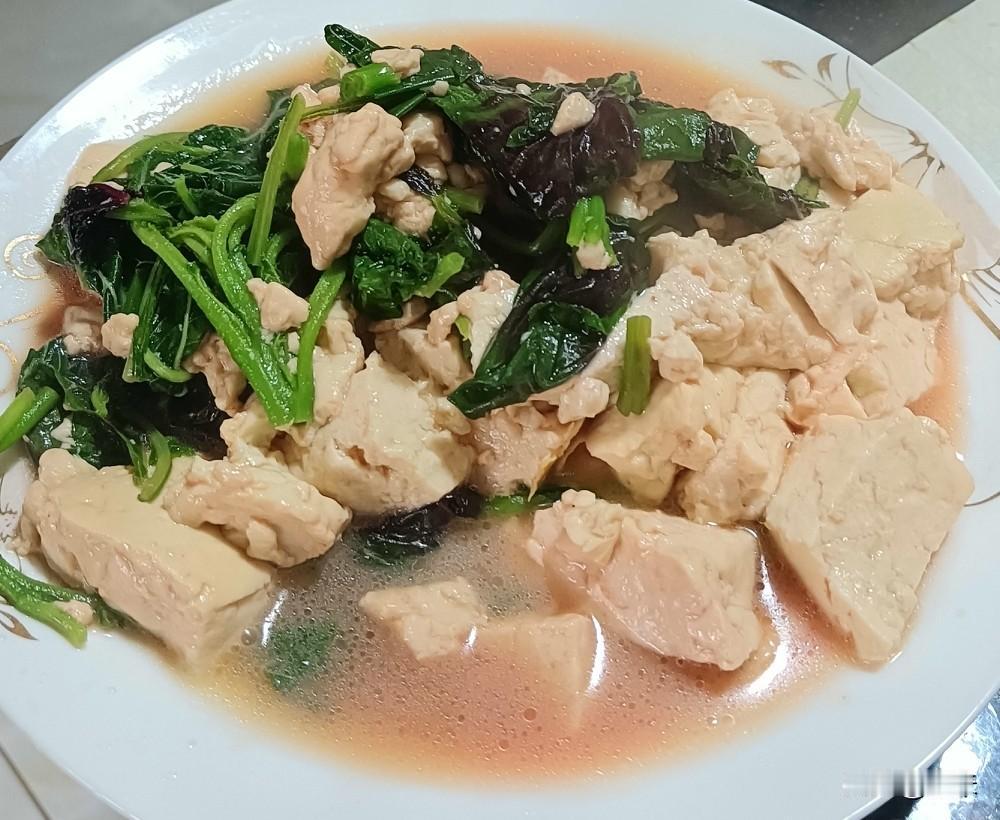 白玉染胭脂，清欢入喉间～～
昨天买的红苋菜还没有吃完，剩了几棵，今天和豆腐一起炖