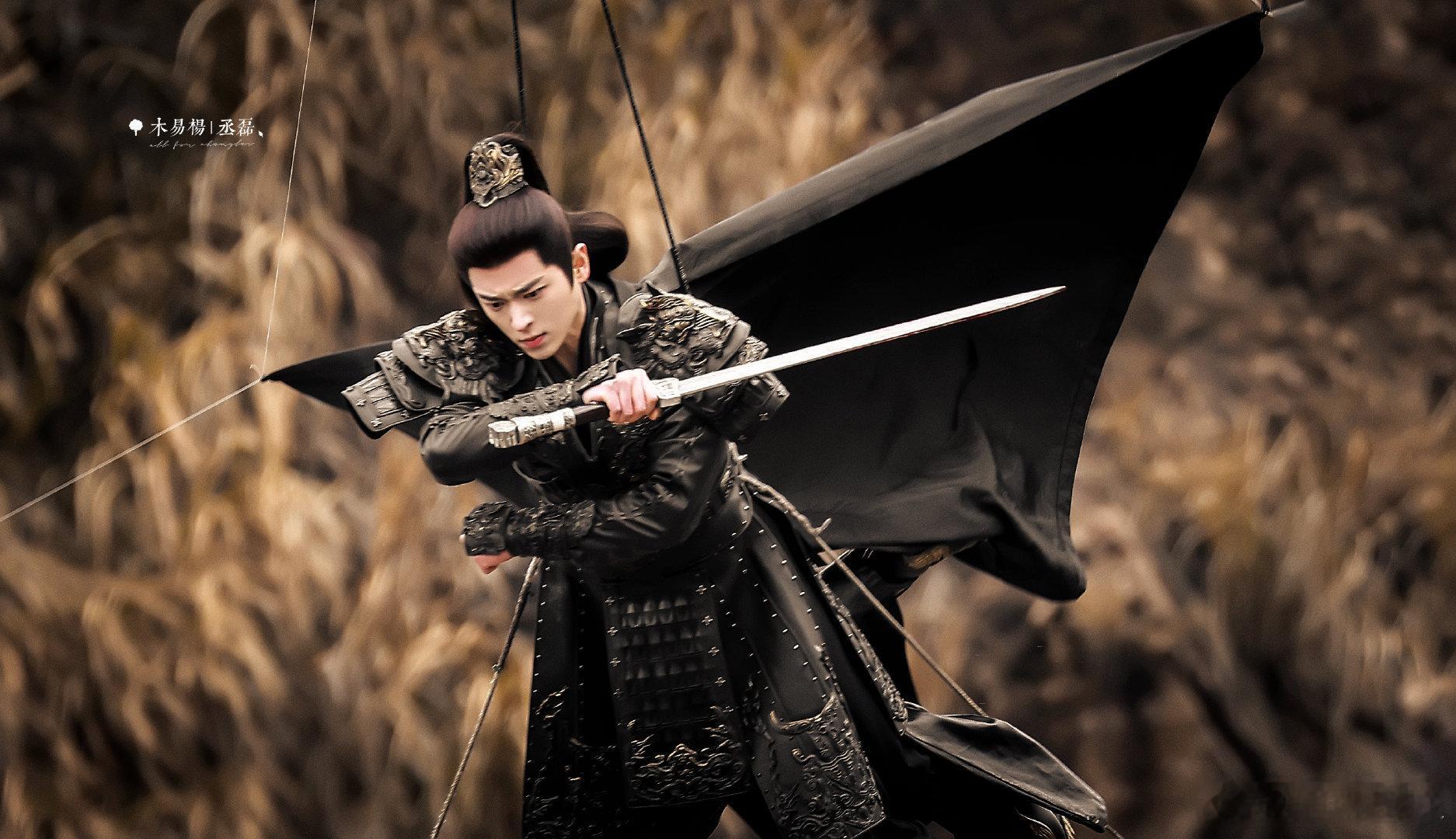 #丞磊# | #丞磊锦月如歌# 丞磊今日份《锦月如歌》路透🈶公子一席黑衣战甲，
