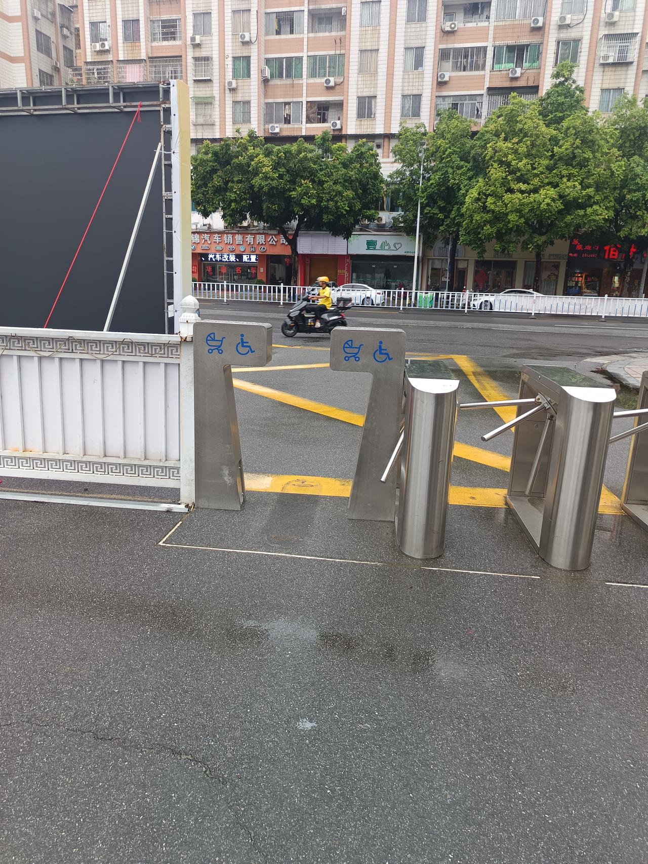 今天在体育中心
发现一个很严重的问题
但不知道怎么说才好了




你敢相信吗？