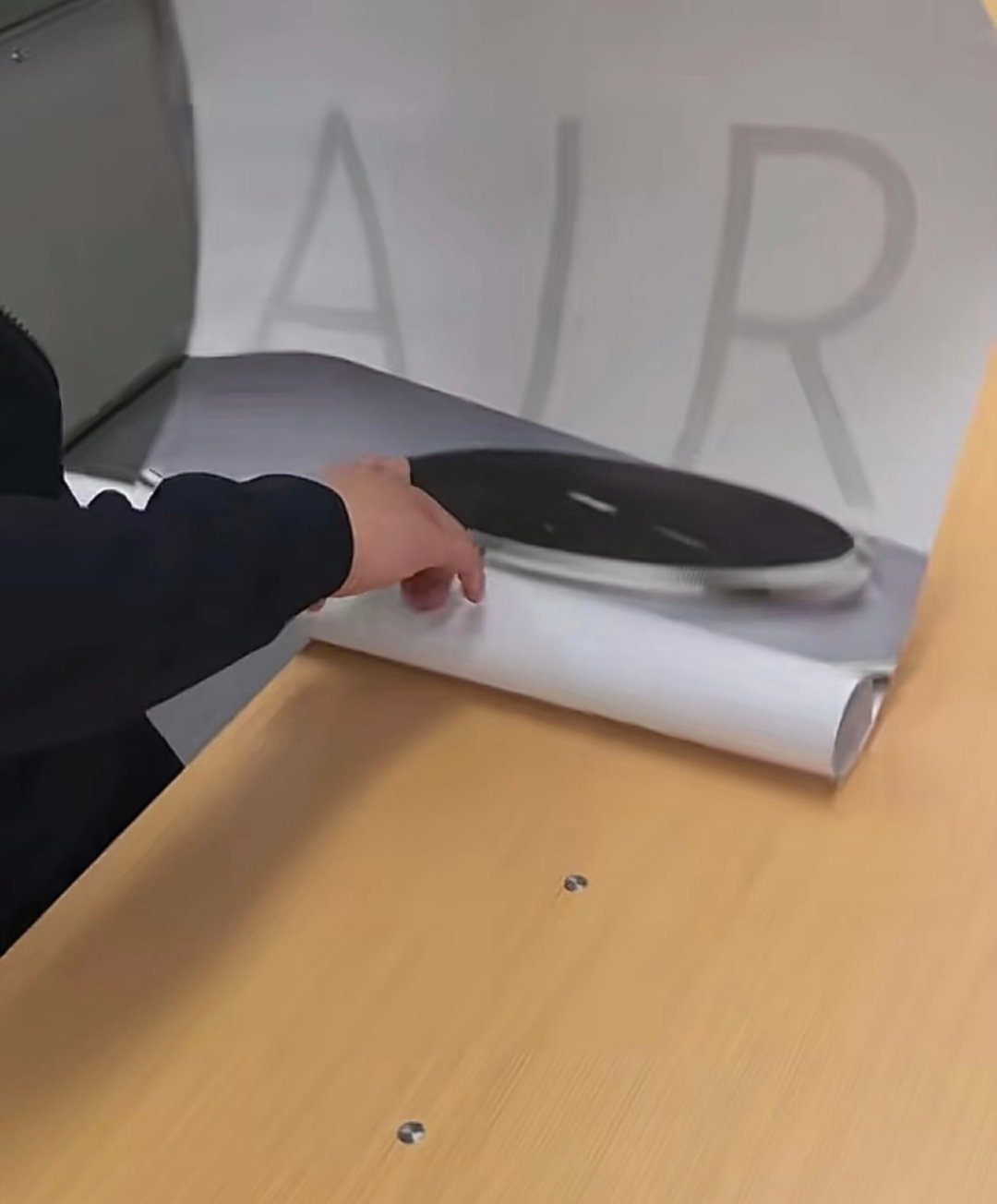 据说华为 Mate 70 Air 的海报已经到店了，小🍠上有不少图了。看到图三