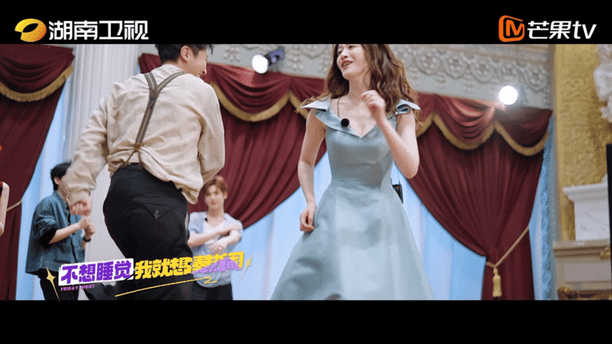 李小冉也没走出心愿便利贴怪不得李小冉感叹“心愿太多夜晚太短”！撸毛孩子、灯会许愿