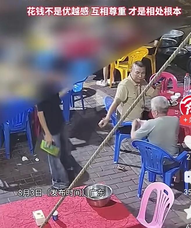 以其人之道还治其人之身
为餐厅服务员小伙子点赞

广东某地某餐厅内部发生的情景剧