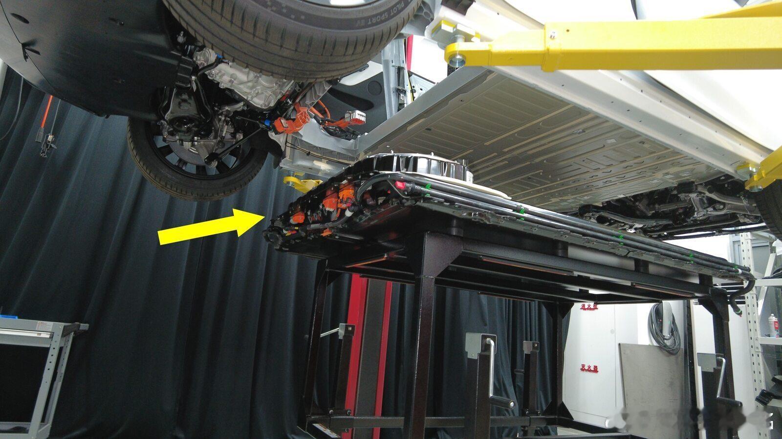 刚去搜了一下美国2025款Model Y的维修手册，可以看一下这张图，中间的地板