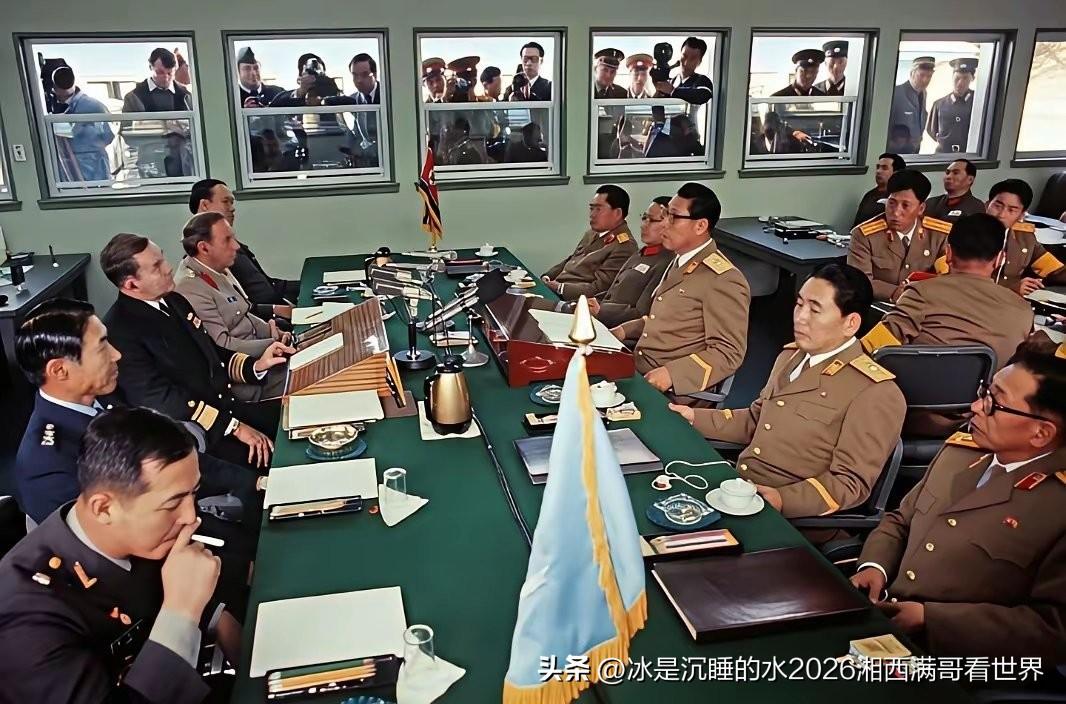 分享一张1983 年朝鲜代表与韩国代表在板门店举行会晤的照片。右上角有2名身穿6