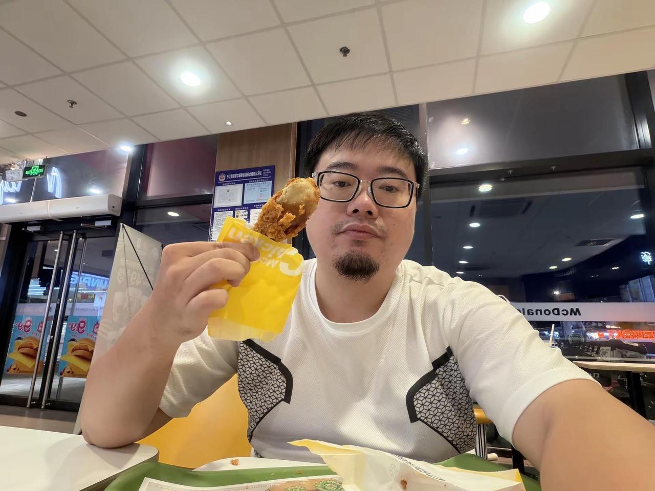 吃麦当劳大鸡腿 妥叔 麦当劳