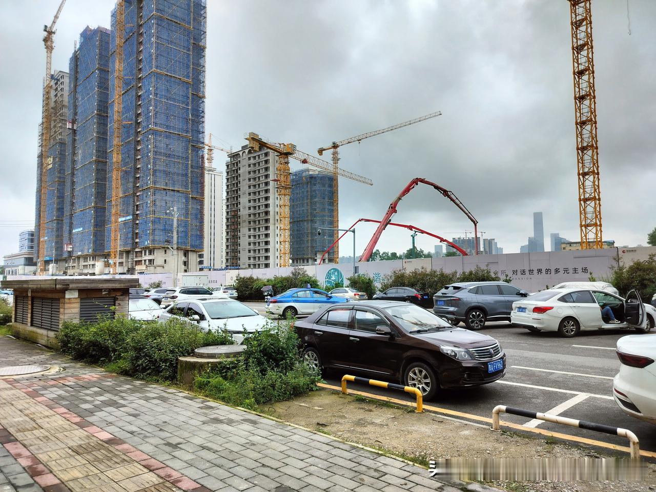 虽说房地产不行了，但是还有很多地方一直在建，本来好好的一片地可以晒太阳，现在也都