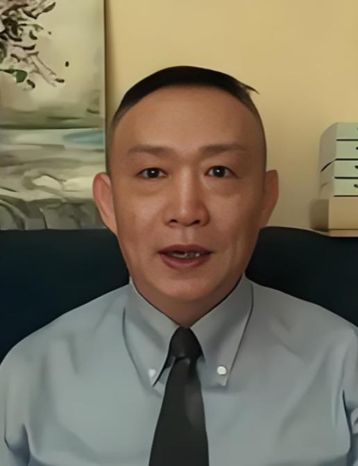 东方大国的学者卢麒元，近日在北京公开发声。
 
他提出了一个惊世骇俗的主张：“立