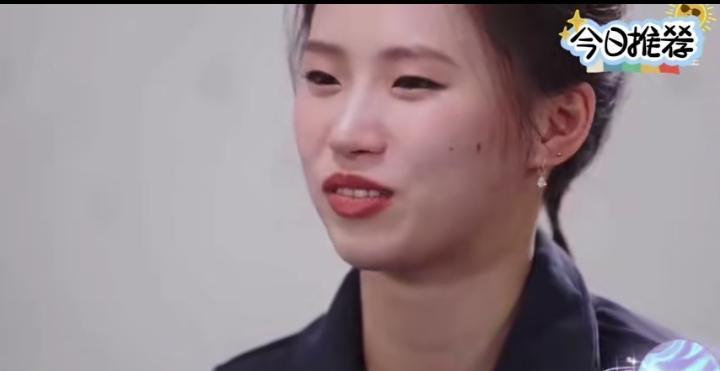 她在水里哭，站上跳板前把眼泪咽回去。
你看得见的是2023蒙特利尔世界杯金牌，看