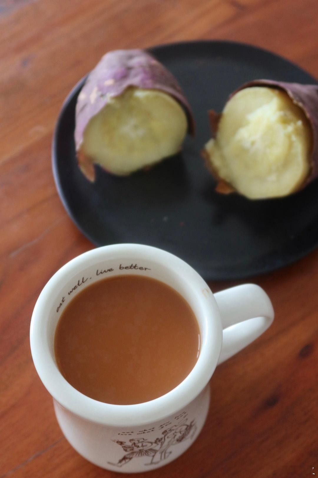 抗炎饮食day99✅从上周末的放开吃缓回来了早餐：烤红薯、路易波士茶椰奶拿铁午餐
