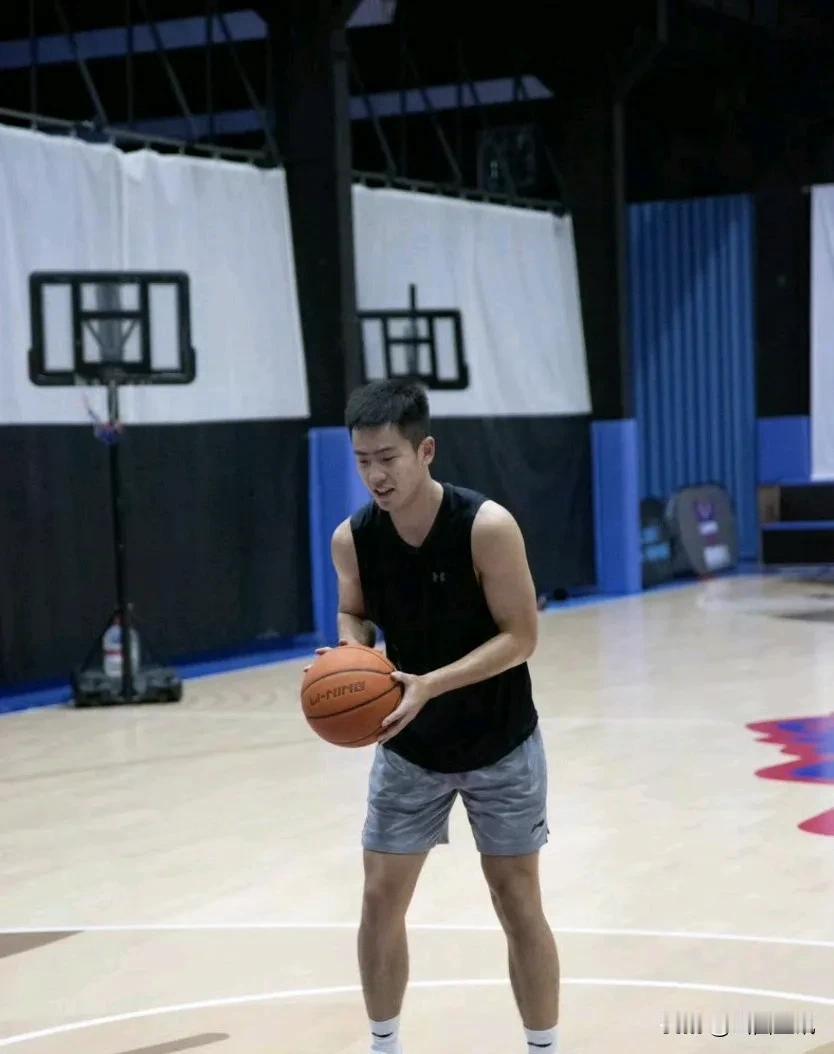 范汇鎏将代表北京北控男篮出战青岛站夏季联赛？期待官宣证实！
媒体人“球圈赵探长”