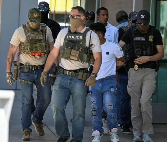 乐子大了，懂王的私兵ICE最近开始不满意了，因为根本没有拿到承诺的薪水。

懂王