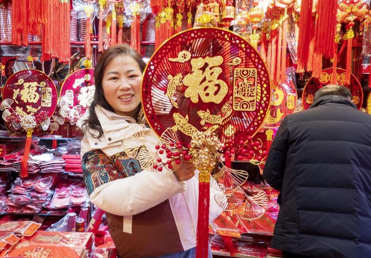 总要来趟江苏吧  【红红火火】随着春节临近，扬州大街小巷年味逐渐浓厚，人们开始准