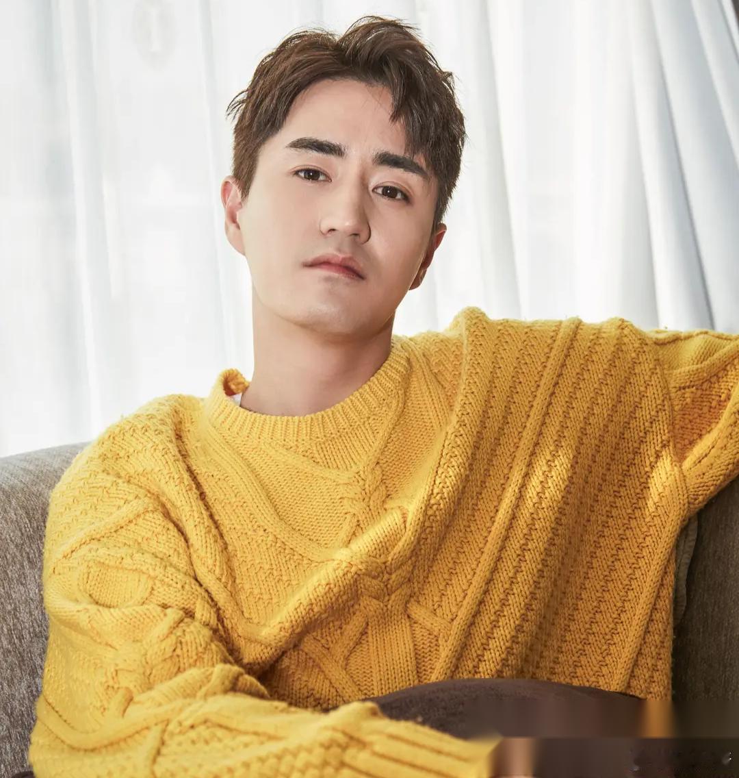 主持人问杨玏:“你的身形为什么一直都这么纤瘦？”杨玏委屈巴巴地吐槽:“因为杨立新