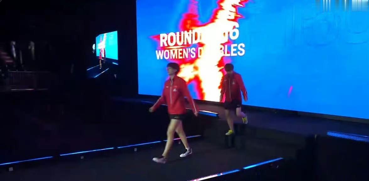 王艺迪/陈熠🇨🇳女双首秀[奋斗]！
场边指导是任浩教练！
好轻松啊，第一局王