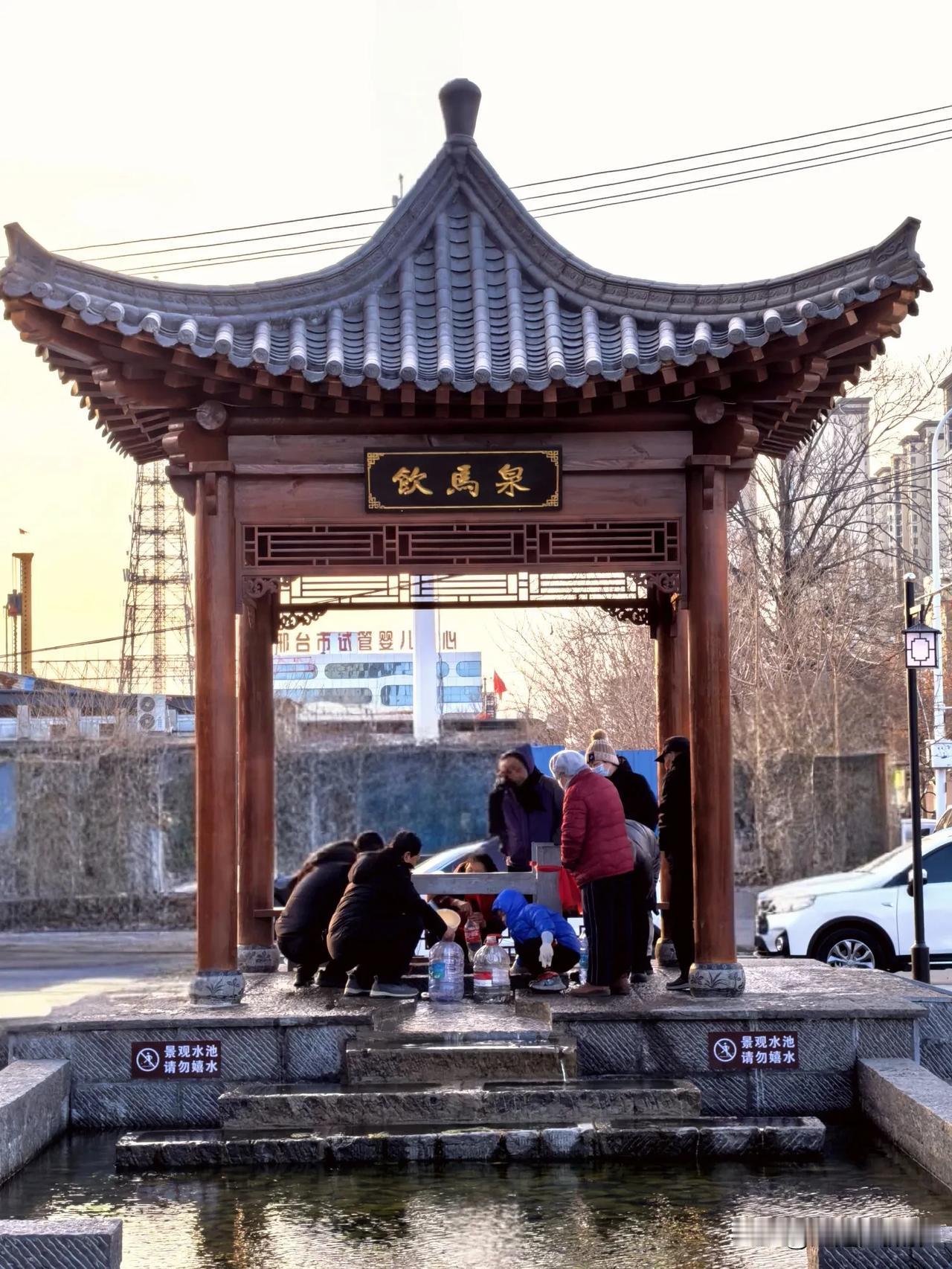 今天下午骑车逛了饮马泉、飞龙泉和邢台火车站。饮马泉那，天空湛蓝，泉水清澈，背景板