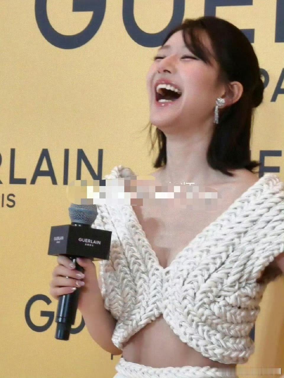 赵露思频繁做大表情为了证明什么[闭嘴] ​​​