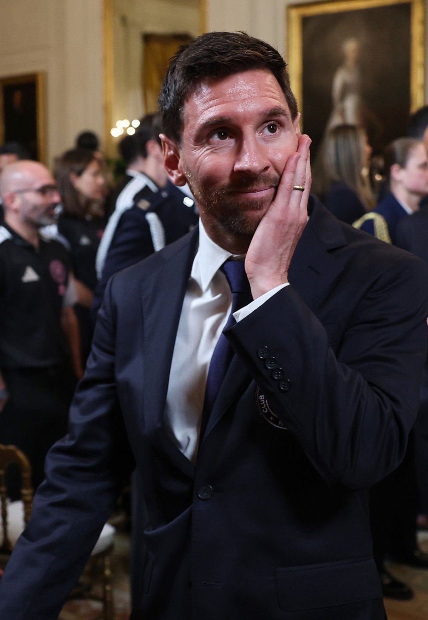 需要特别强调的是，梅东基本听不懂英语，不要解读他任何的表情。他可能还在后悔自己没