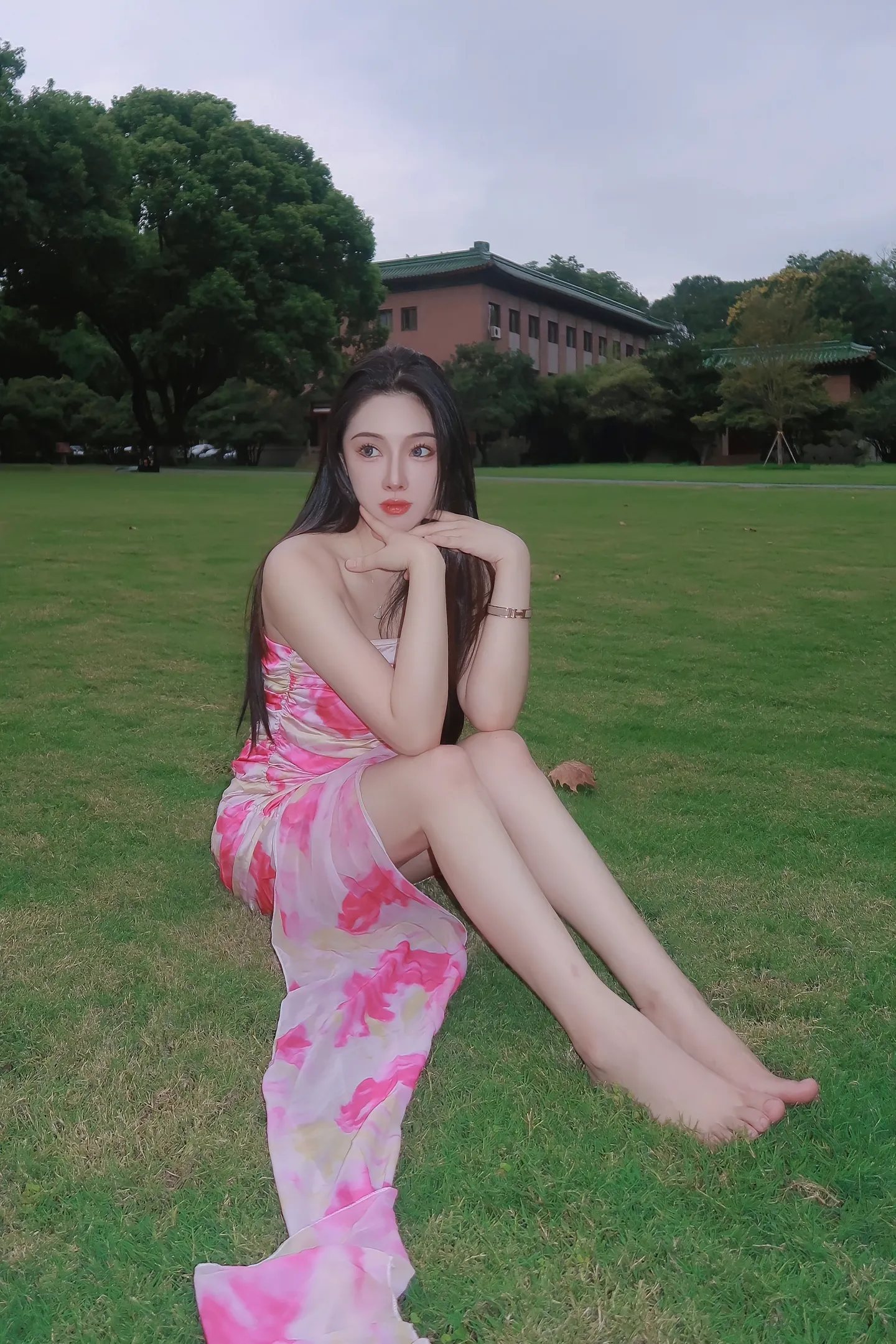 她的眉眼就似温柔乡 杀向我的是过往泱泱