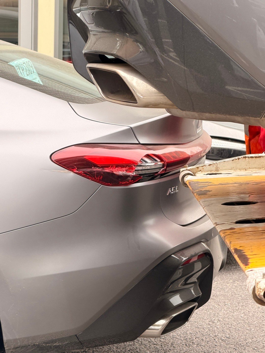 目睹了一个事故，这个事故过于魔幻了，看图脑补一下 ​​​