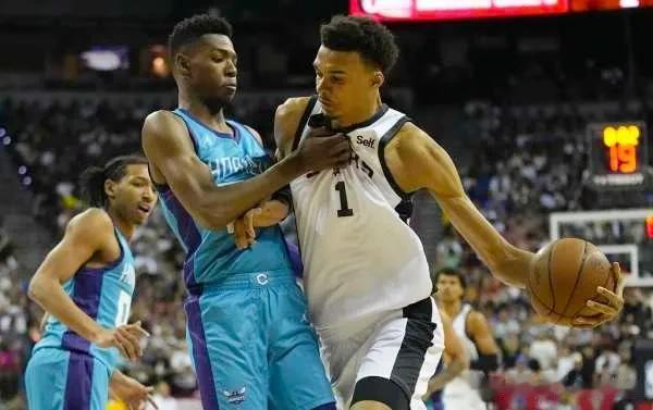 北京时间7月8日NBA夏季联赛马刺队76:68击败黄蜂队，状元郎文班亚马13投2