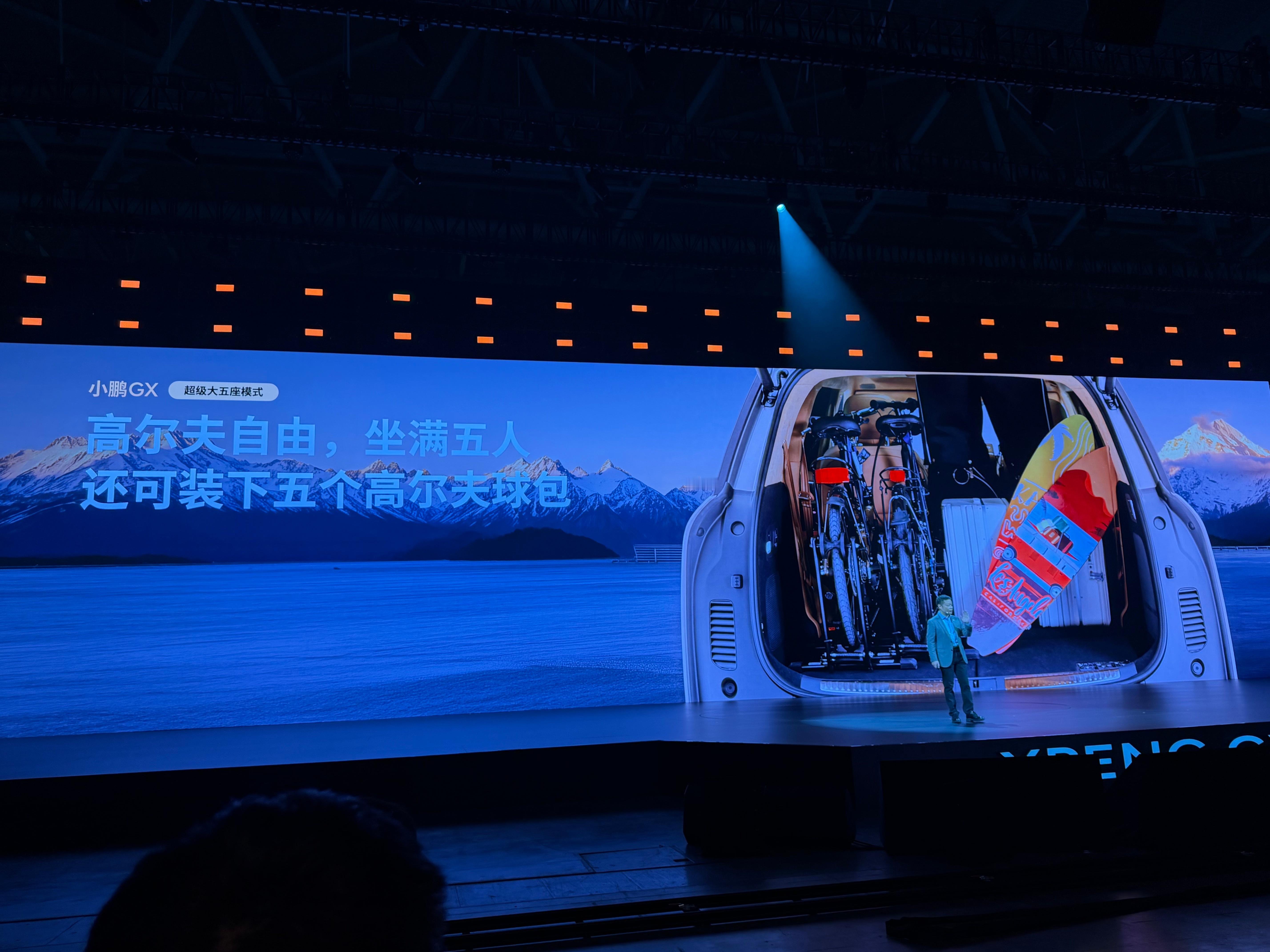 空间体现技术集成能力，大六座坐满六人时还能放下每人的24寸行李箱，或者坐满4人放