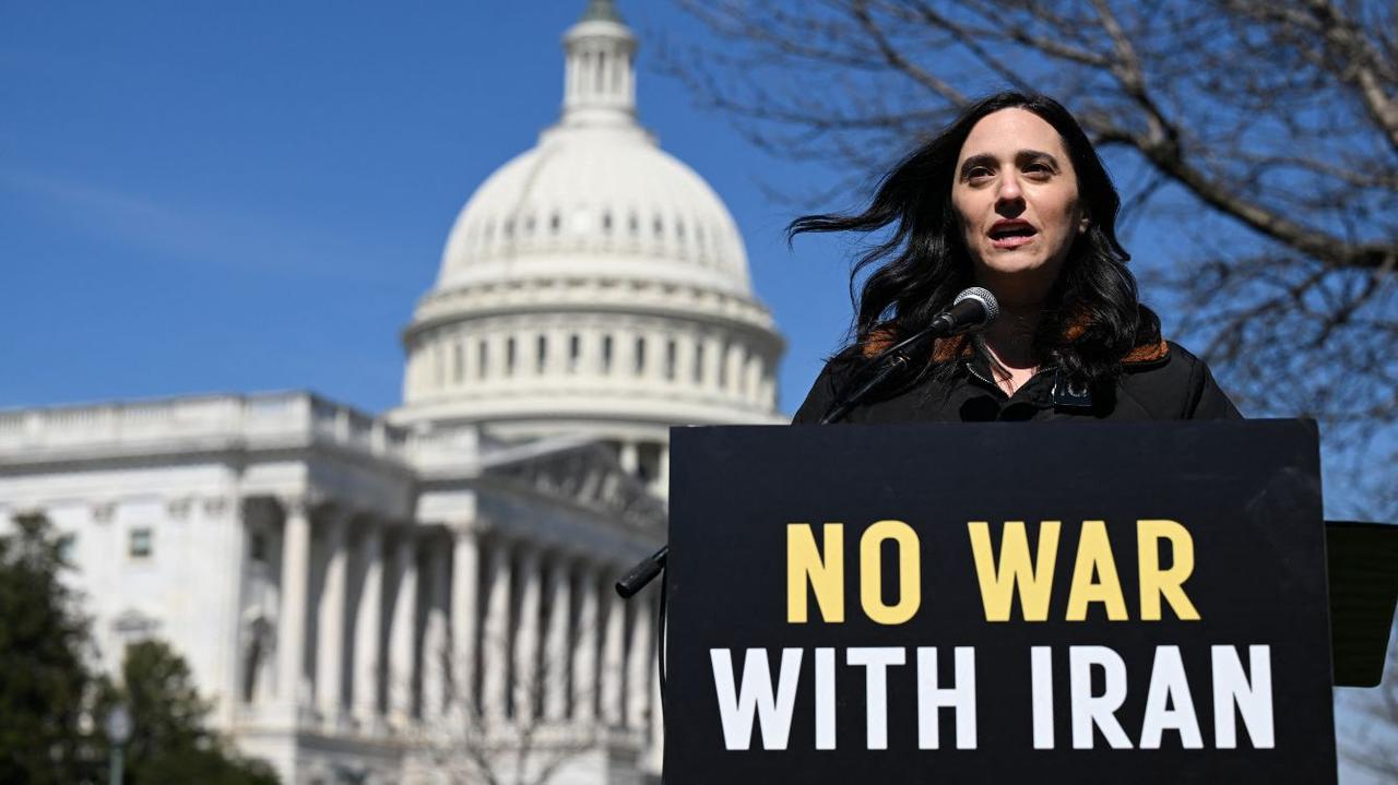 据美国之音媒体报道，美国众议员亚萨明·安萨里近期因为公开质疑针对伊朗的军事行动，