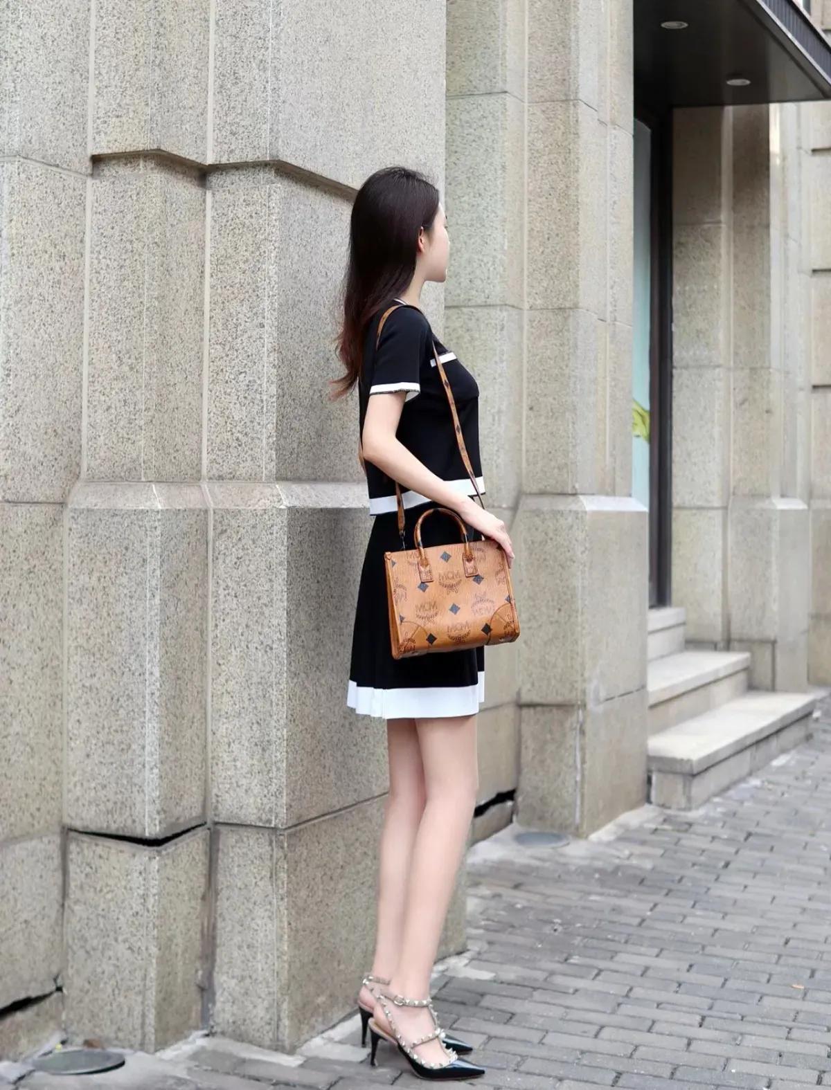 黑白撞色的小香风连衣裙质感高级，领口、衣襟与裙摆的白色镶边设计充满经典的名媛格调