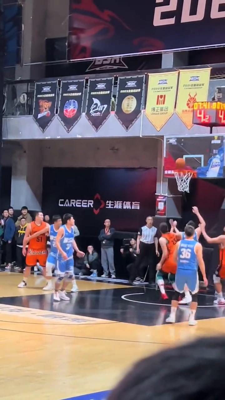脚步的变化，认定返回墙头，马上给你一个手提手的掩护，然后再来叫完这一侧往里走。