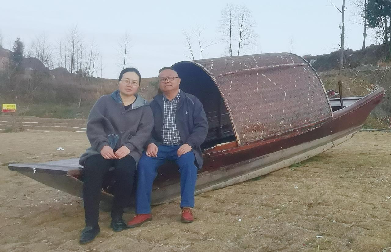 我已经计划了好长时间，等我退休后就带着你，划起这艘乌篷船，边走边玩，肚子饿了哪里
