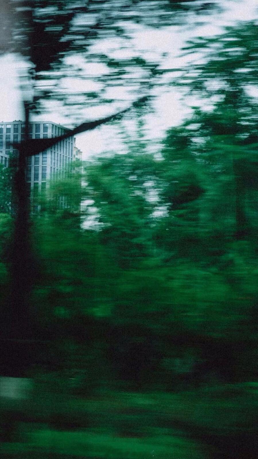 他就像一场大雨，很快就可以淋湿你。但是云彩飘走了，他淋湿的就是别人。我就像他划过