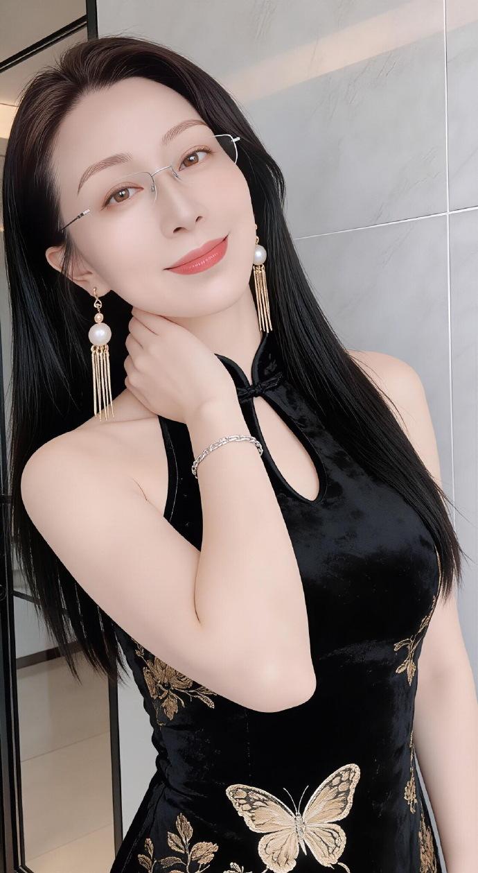 穿黑色连衣裙的优雅美女姐姐，高跟大长腿女人穿裙子配什么鞋显得更有品味? 气质美女