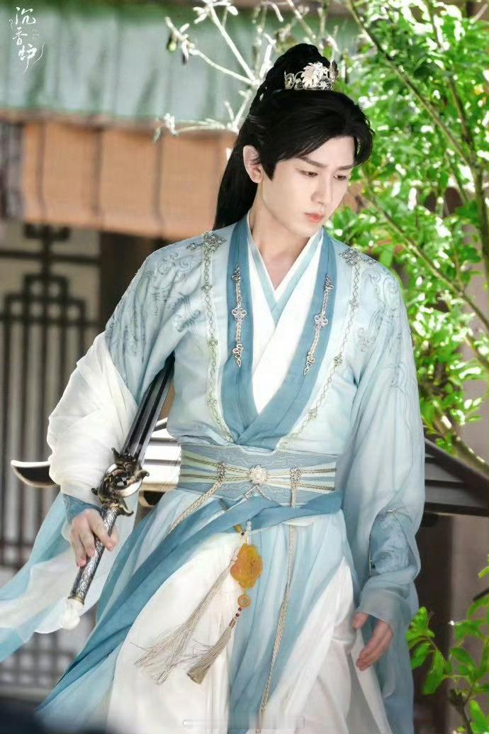#成毅片场随拍#谁懂啊家人们？！成毅在电视剧《赴山海》片场路透来了，撑伞的成毅看