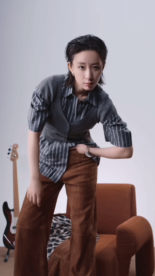 李斯丹妮张力这一块 李斯丹妮的“飒”是带着温度的，是一种通透的酷感。她的气质张力