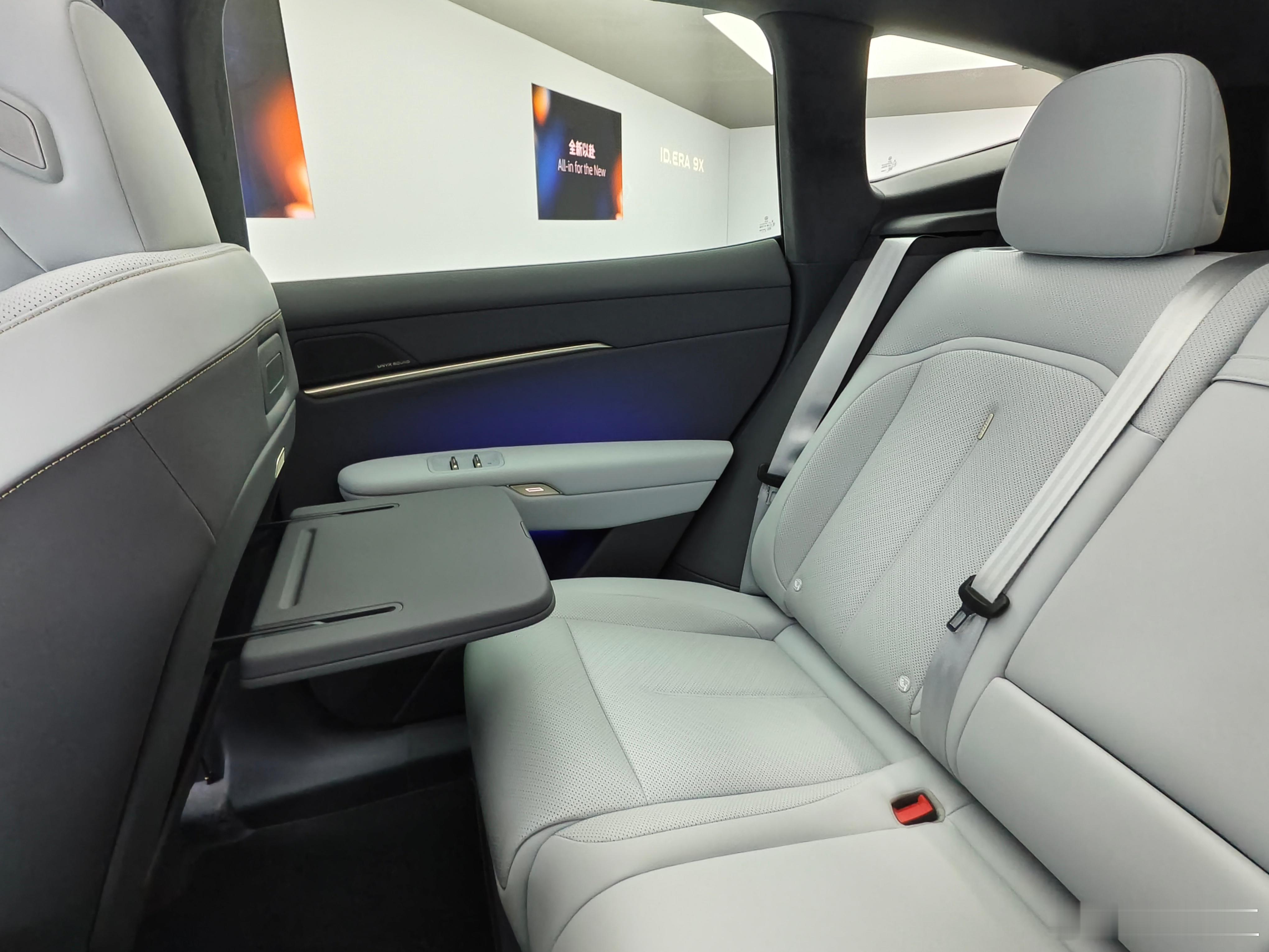 与众08 与众的又一款重磅新车，与众08终于亮相了，这台车的外观和我们认知中的大