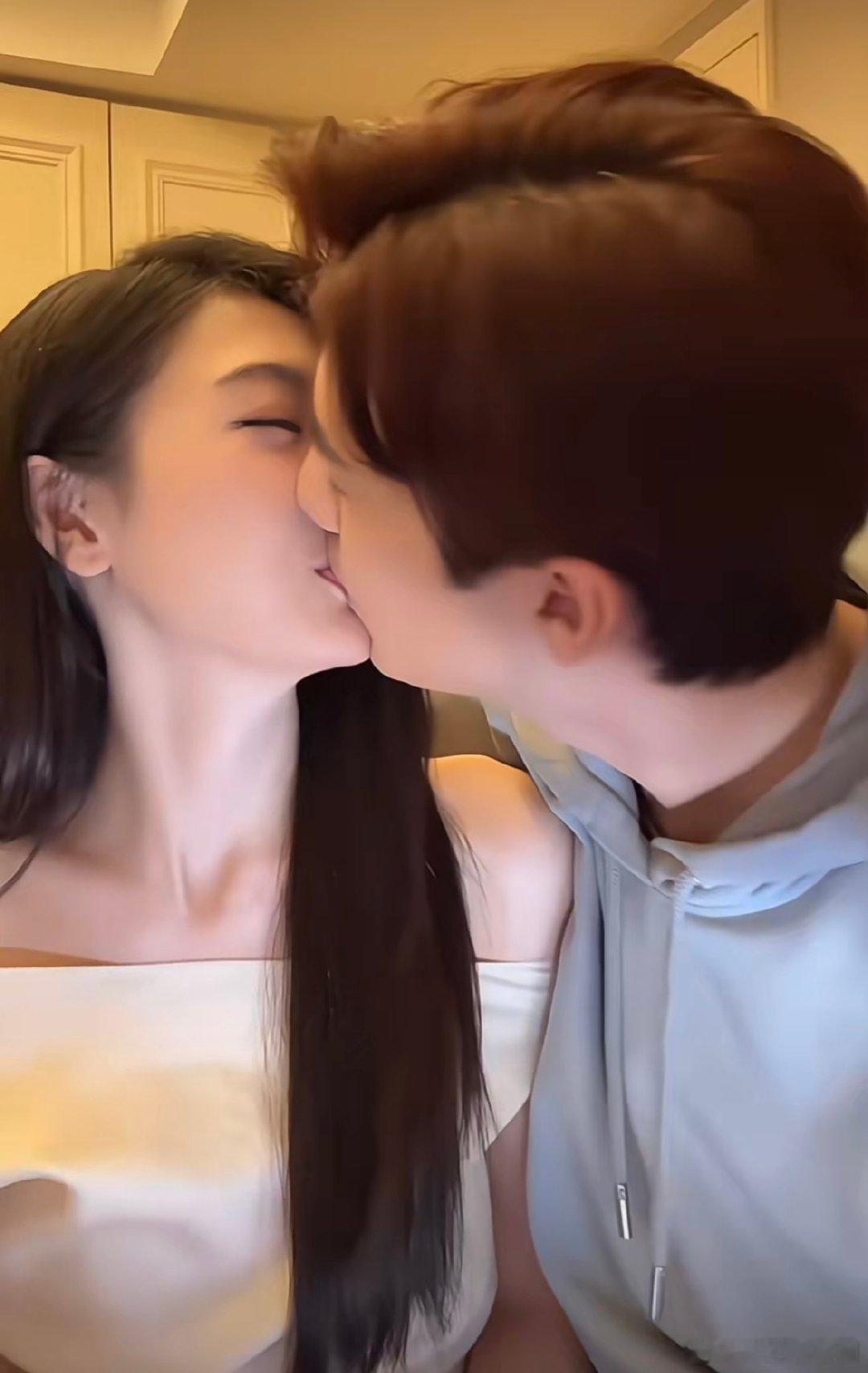 孙乐言涂毓麟直播亲亲 直播里孙乐言和涂毓麟这亲亲一发，瞬间点燃了整个直播间，网友
