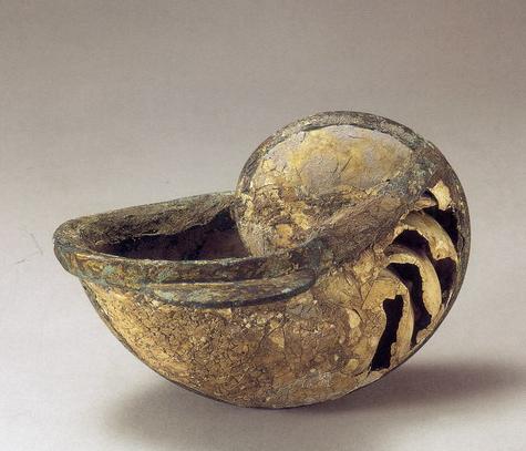 1952年，河南一位男子翻修老宅时，竟从夹墙里挖出一个精美的木盒，然而当他激动地