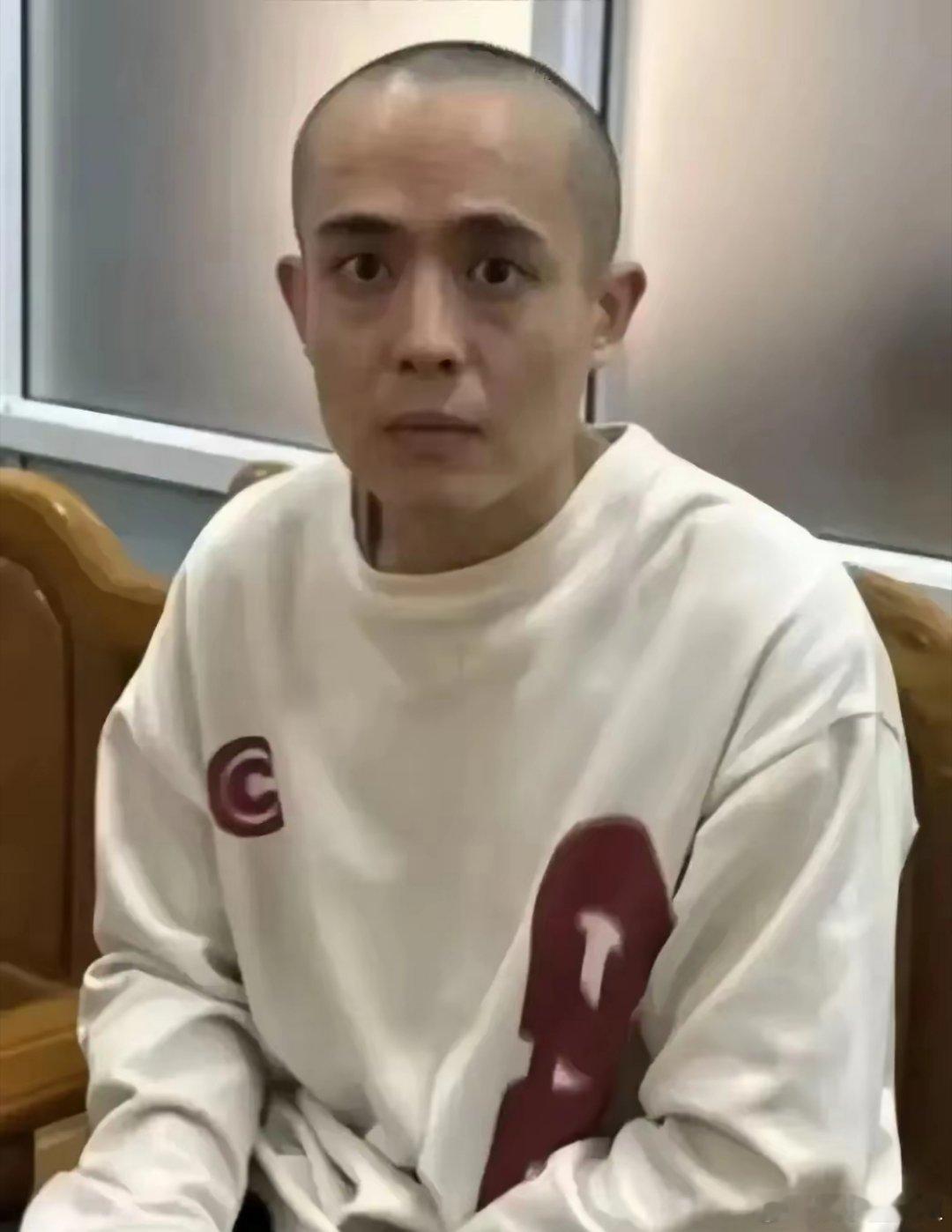 王星眼神终于不再是惊恐状态了他那双眼睛的变化，绝不仅仅是好看了一点那么简单。爱，