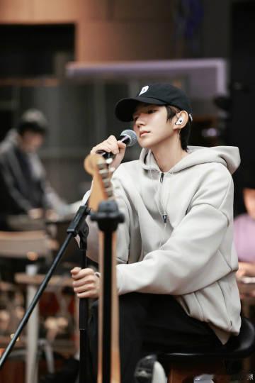 王源跨年演唱会排练照 王源跨年演唱会排练照，灰色卫衣+棒球帽清爽帅气，期待正式见