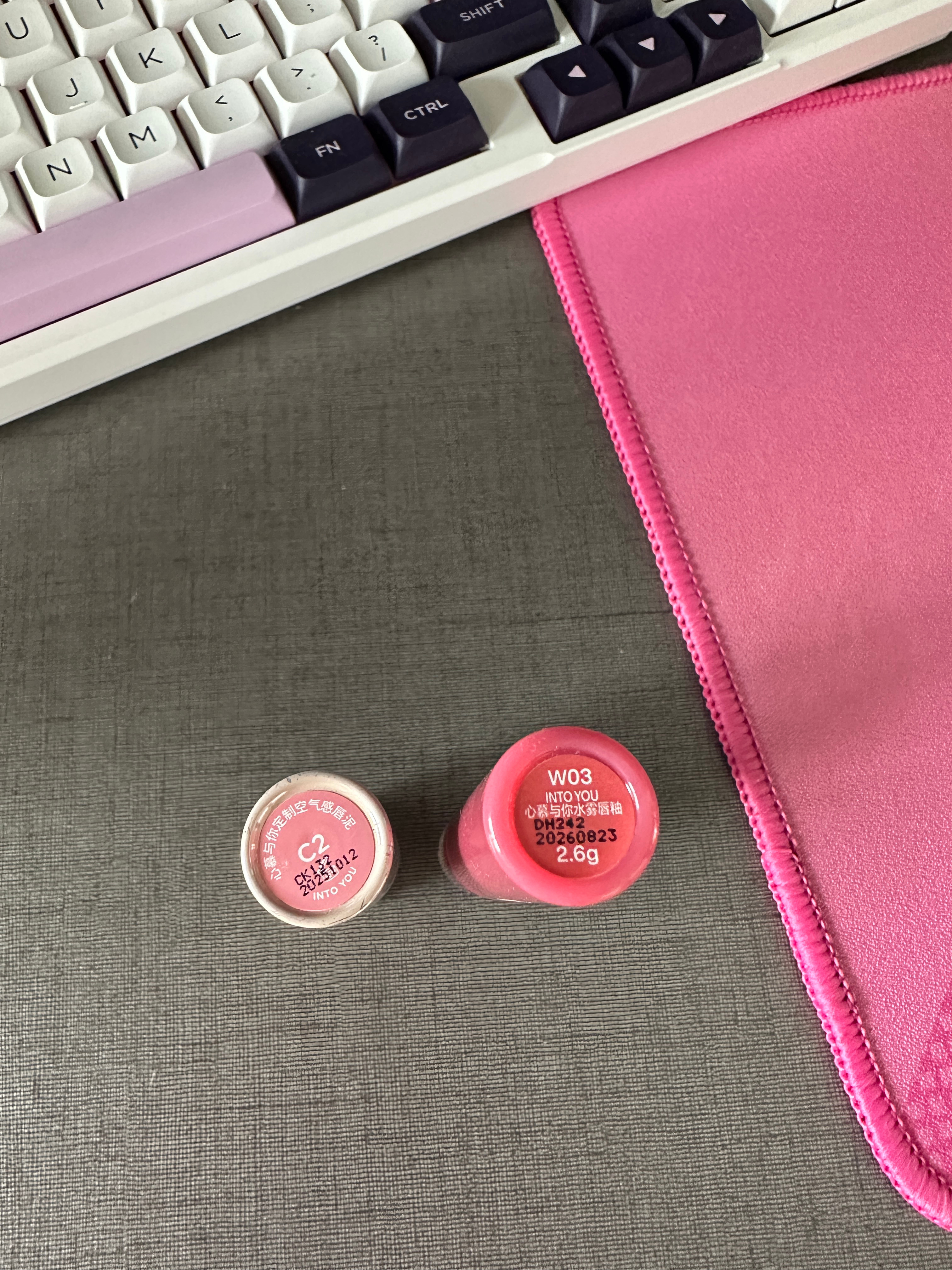 用空的两个口红色号 ​​​