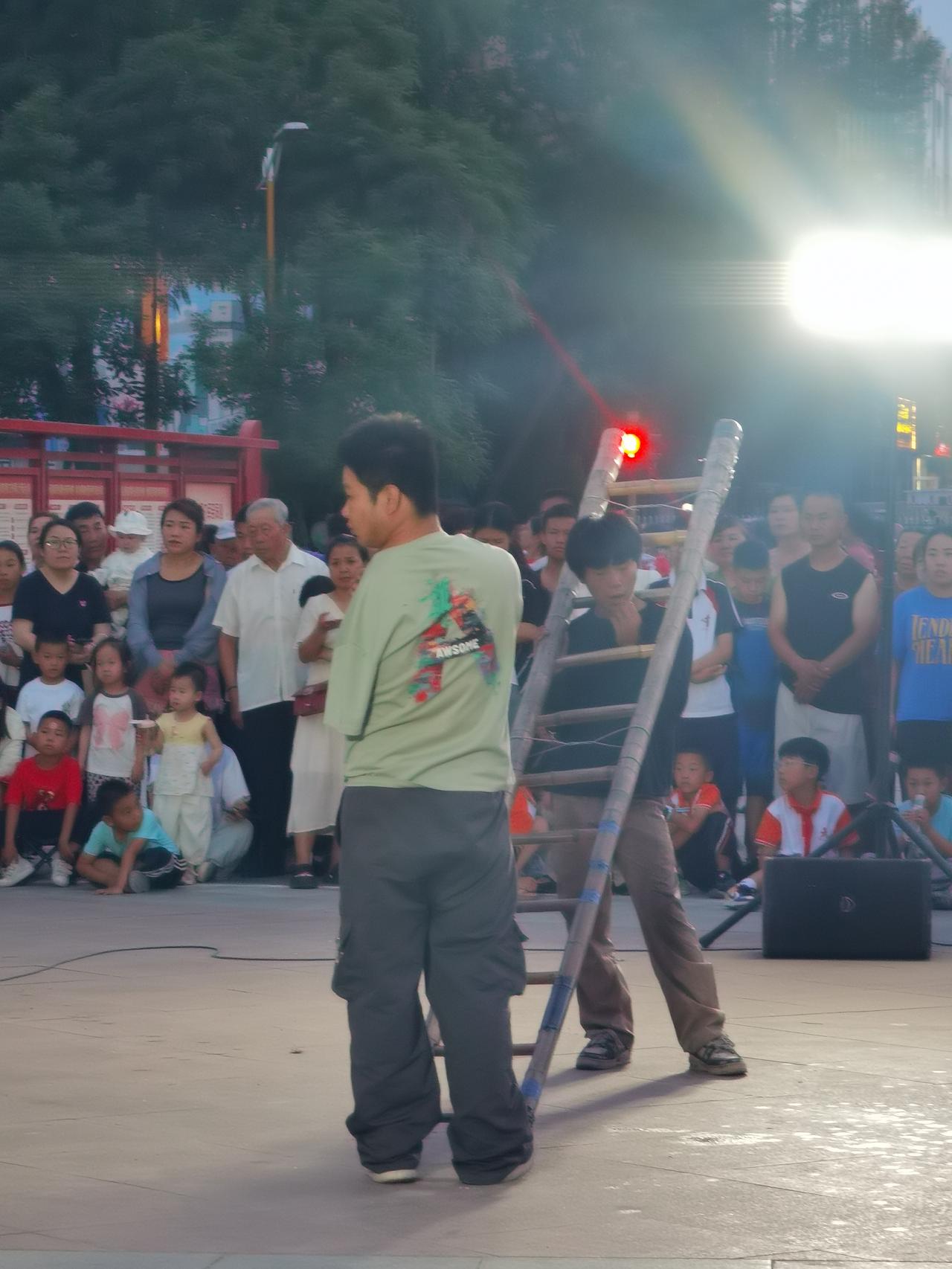 70岁过了为啥不能去别人家？
小区里一位老太太，因为独居，特别喜欢串门，有事没事