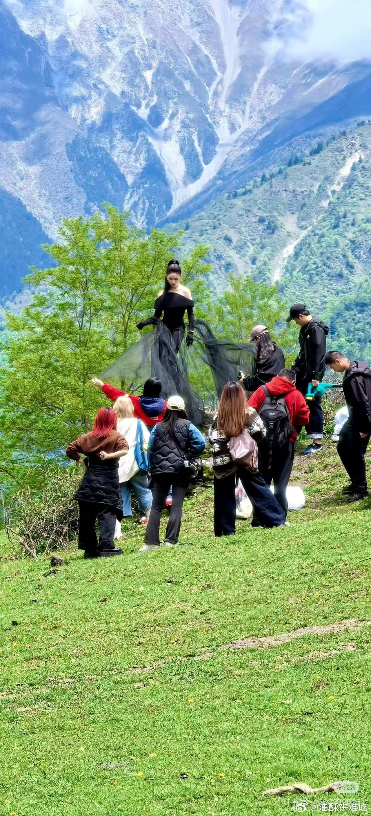 VOGUE出发图林允真的超美，好看的不行啊啊啊！黑色系还蛮适合她的，而且很飘逸，
