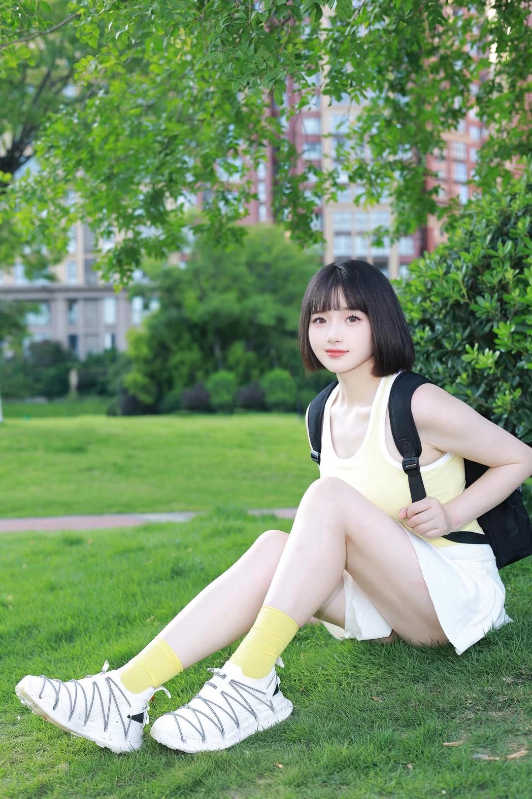 阳光下的少女，青春洋溢，背着书包，漫步在绿意盎然的公园里。分享几张不错的壁纸 阳