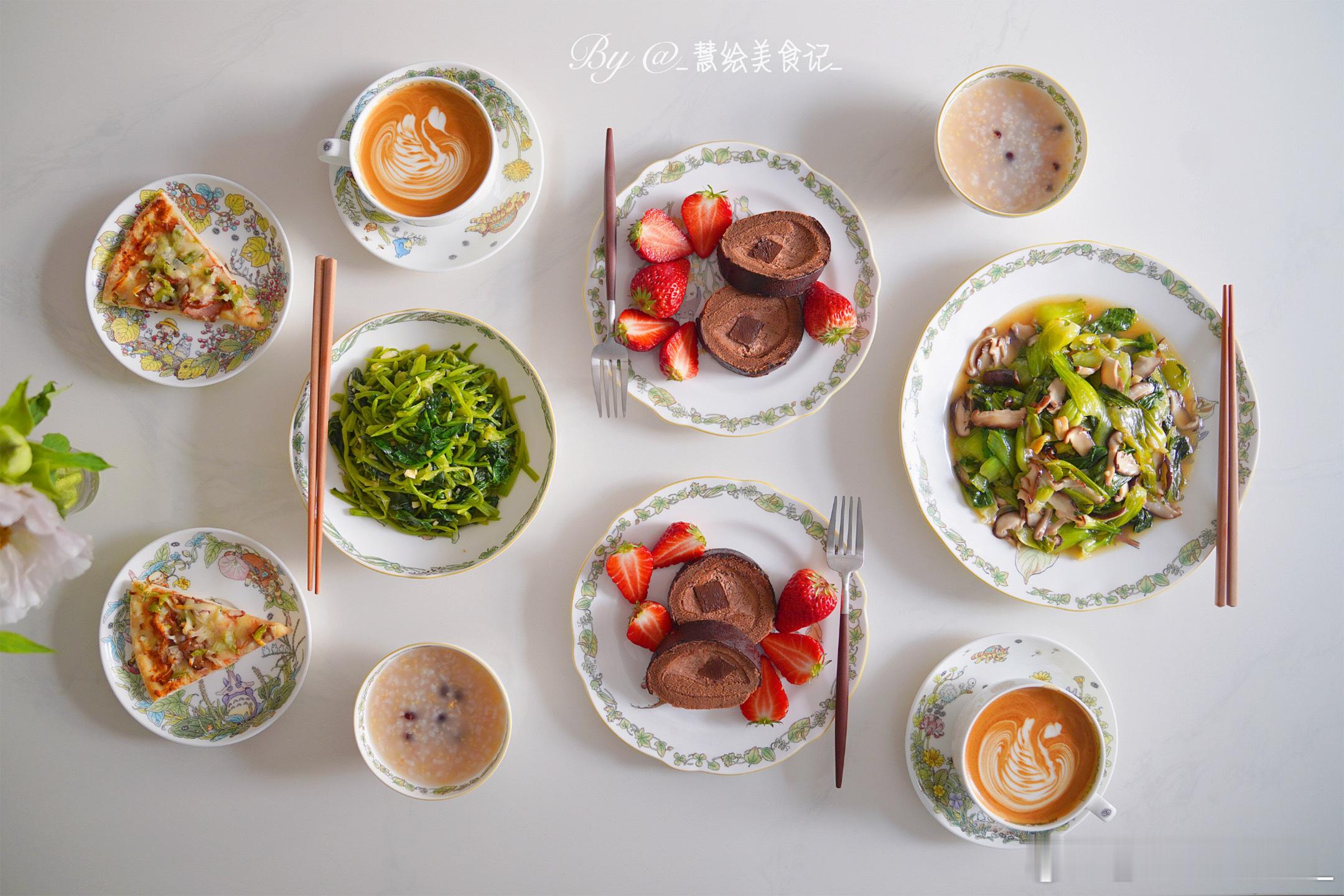 周三早午餐香菇油菜、凉拌菠菜、鸭肉披萨、红豆粥、生巧卷、咖啡、草莓~ ​​​