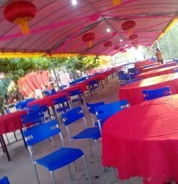 “怪谁” ？

    日常生活中有这样一个人，成为街头巷尾议论的热点。
   