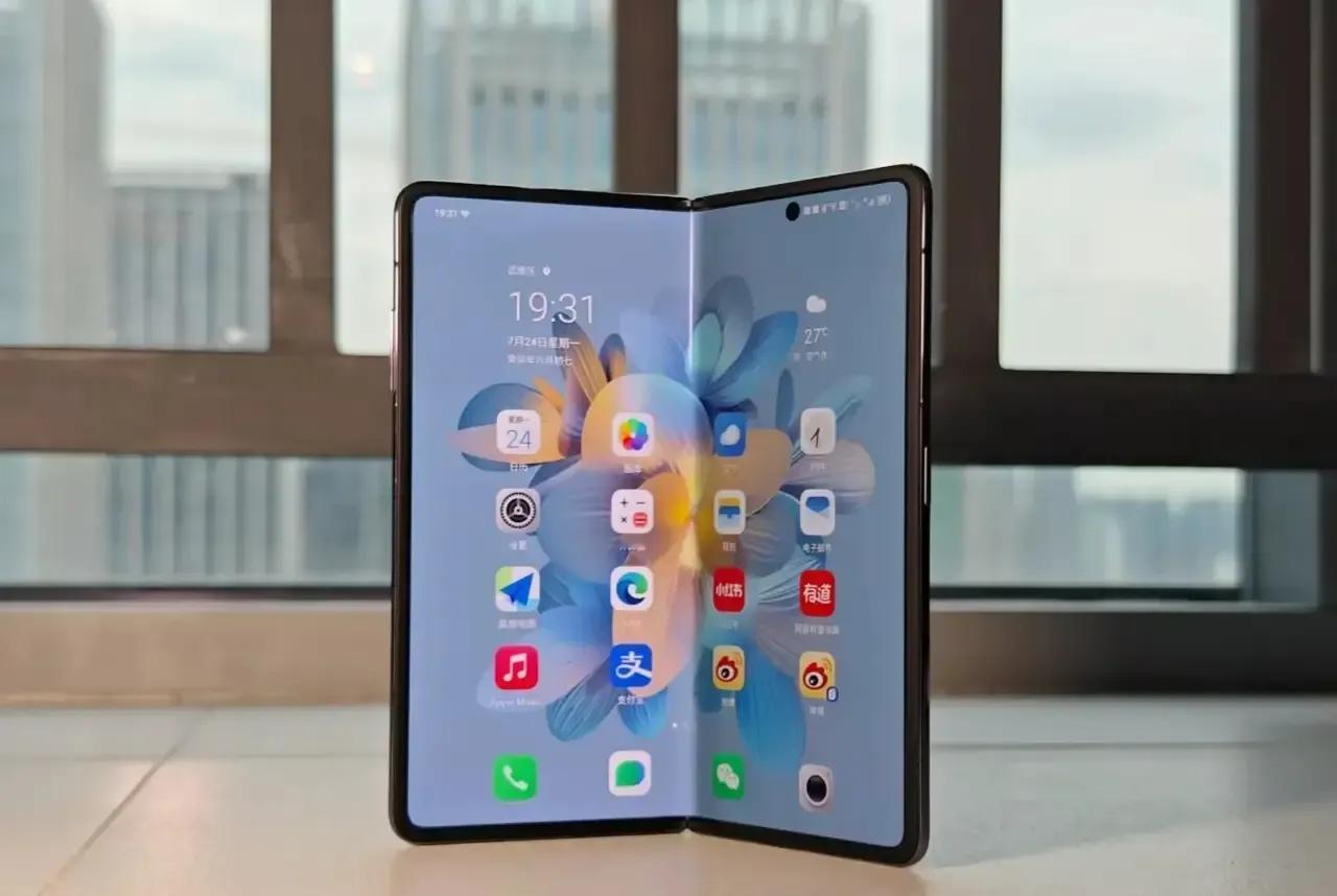 荣耀Magic V2真轻薄，实力还超强！折叠屏技术超先进，展开巨幕看大片，折叠起