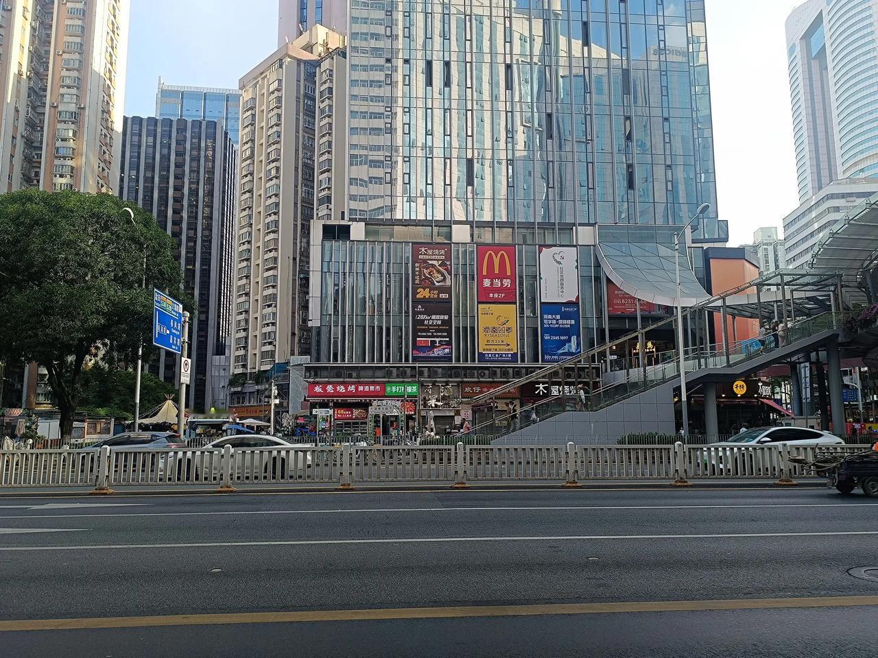 
罗湖区深南大道
#街头的景色#