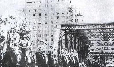 七十五年前的今天，我军主力部队成功解放了大上海，守敌大部分被我军歼灭，只有少数守